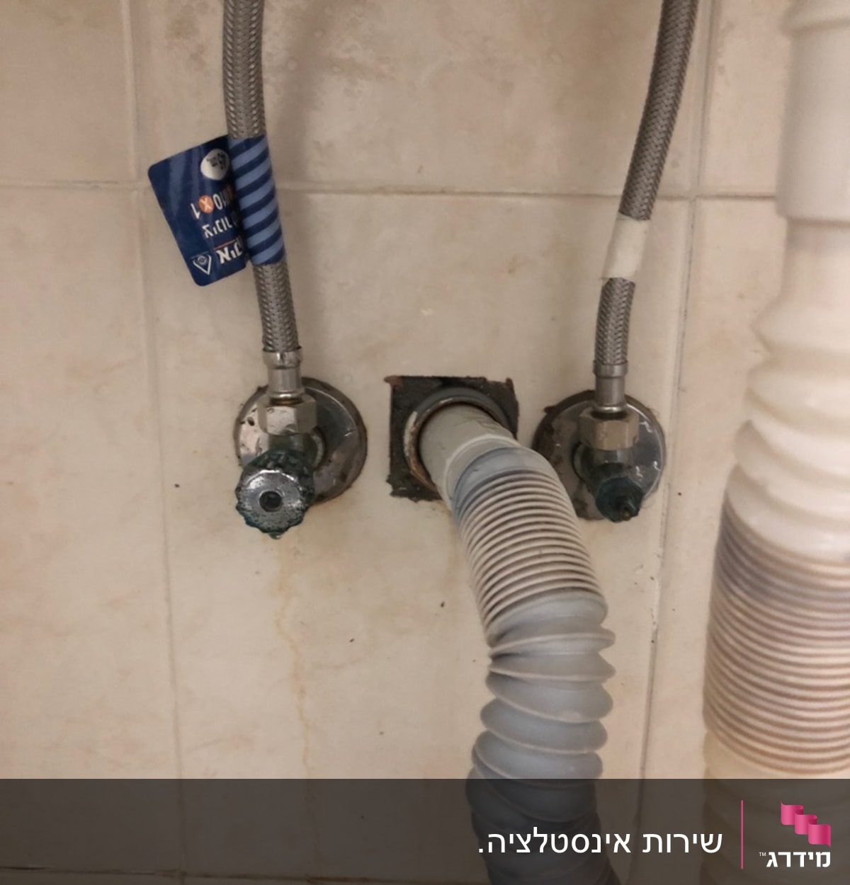 צינורות מים מחוברים לקיר עם ברזים